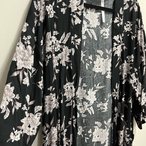 ❌SOLD❌ Black and white floral kimono - Picture 4 of 6